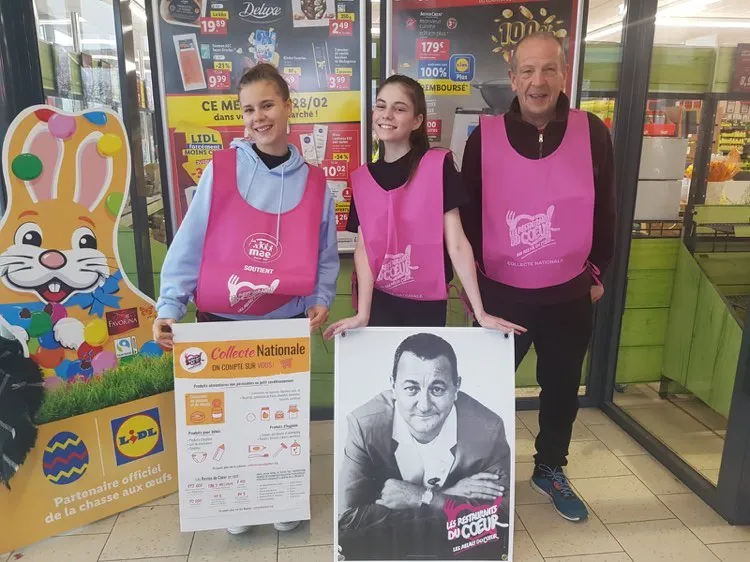 Bénévoles en chasuble lors d'une collecte alimentaire pour les Restos du Cœur, 1/4